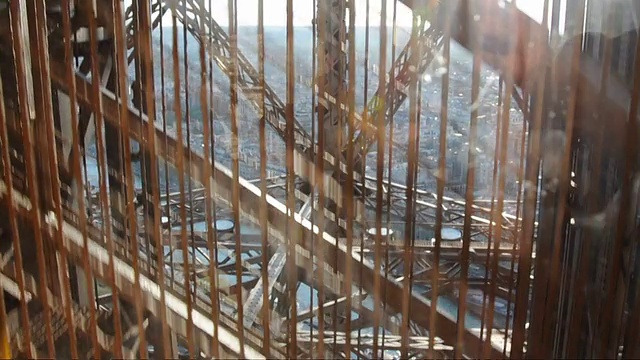 巴黎埃菲尔铁塔上的电梯视频素材