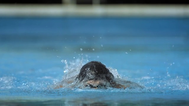 高清超级慢动作:游泳者表演蝶泳视频素材