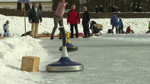 尼芬伯格，有人把冰壶棍扔到冰上，观众们视频素材
