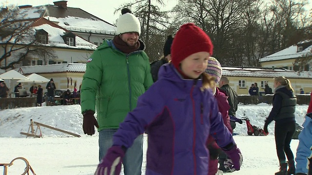 尼芬堡，一对穿着冰鞋的夫妇，其他人，冰冻的河流视频素材