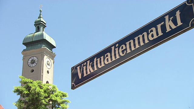 “viktualalienmarket”，标上“Petersplatz”和“Viktualinemarkt”，教堂尖顶，蓝天，平移镜头视频素材