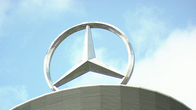 慕尼黑- DonnersbergerbrÃ¼cke，明星的屋顶奔驰大厦视频素材