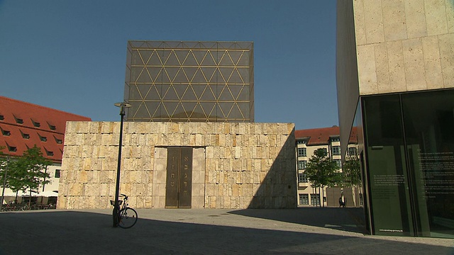 JÃ雅可布广场，犹太教堂，灯笼上的自行车视频素材