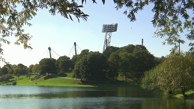 奥林匹斯公园，奥林匹斯湖，水，草坪，树木，阳光，奥林匹斯球场后树视频素材