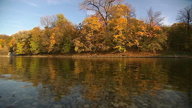 伊沙，河流，水，石头，秋天，彩色的树木视频素材
