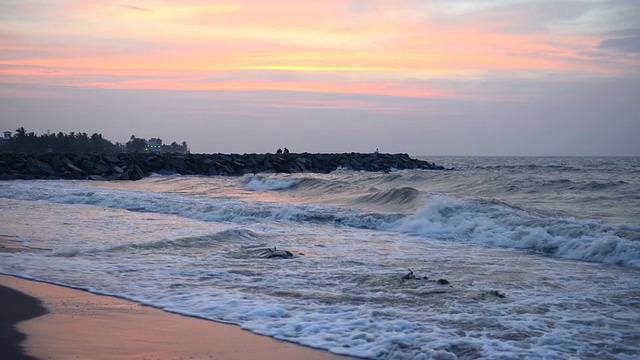 亚洲，斯里兰卡西海岸，日落时海浪拍打尼甘布海滩视频下载