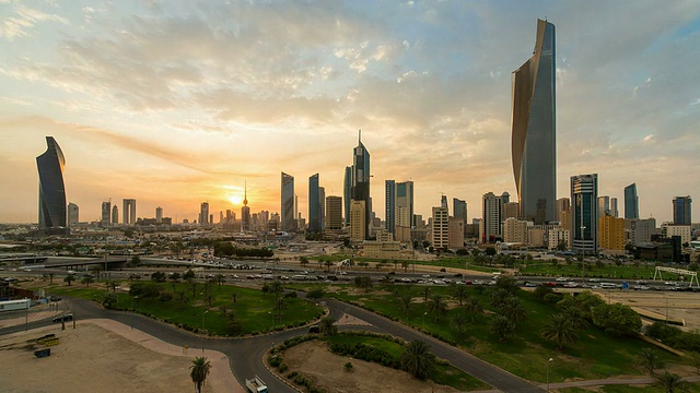 阿拉伯半岛，科威特，科威特城，白天黑夜的城市过渡上空的中心视频下载