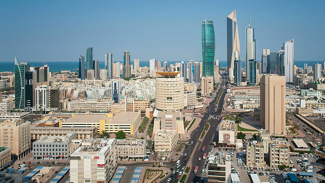 阿拉伯半岛，科威特，科威特城，时光流逝的现代城市中心建筑视频下载