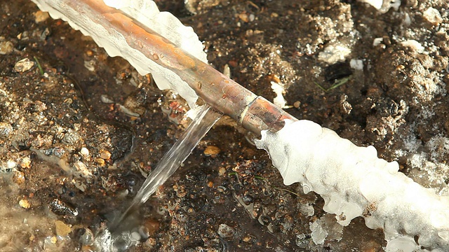 地下冻结破裂铜水管渗漏视频素材