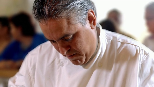 中大厨师在厨艺挑战赛中迅速采摘小洋蓟叶子视频素材