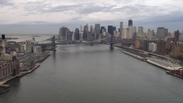 从东河俯瞰曼哈顿下城的曼哈顿桥的航拍。2011年拍摄的。视频素材