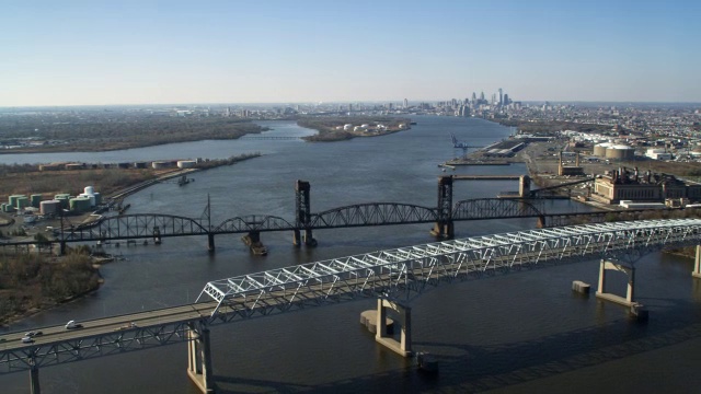 鸟瞰图德拉瓦河在贝特西罗斯桥与费城在远处。2011年拍摄的。视频素材