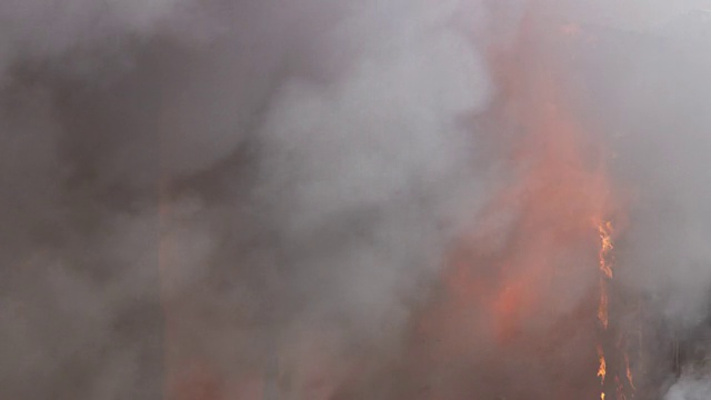 燃烧的结构有滚滚的烟雾和火焰爆发视频素材
