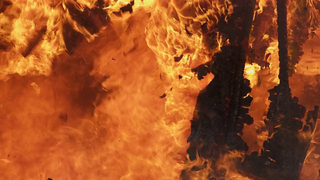 在一场熊熊大火中，烧焦的屋顶和天花板倒塌了视频素材