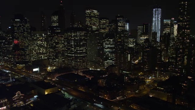 夜晚飞过布鲁克林大桥，背景是金融区和自由大厦。2011年拍摄的。视频素材