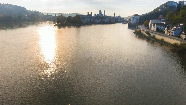 从多瑙河上空飞向帕绍视频素材