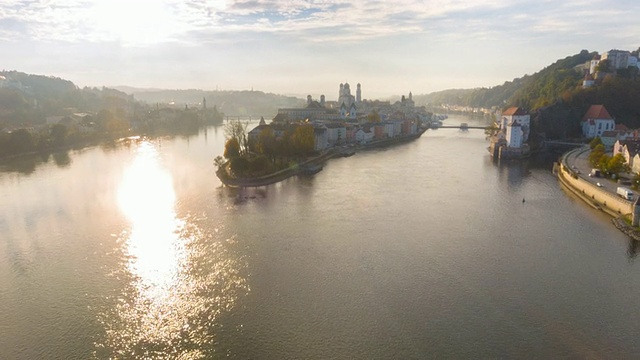 从空中飞过帕绍的多瑙河视频素材