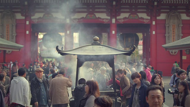 日本东京浅草寺的熏香。视频素材