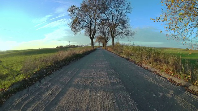 在乡村道路上驾驶的时间间隔视频素材