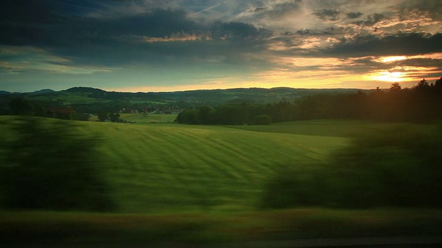 戏剧性的日落和火车旅行在瑞士视频素材