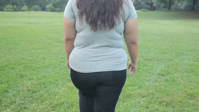 超重亚洲妇女走路视频素材