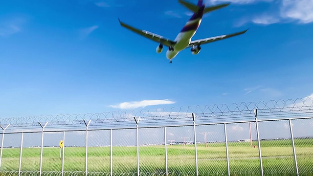 飞机降落到机场视频素材
