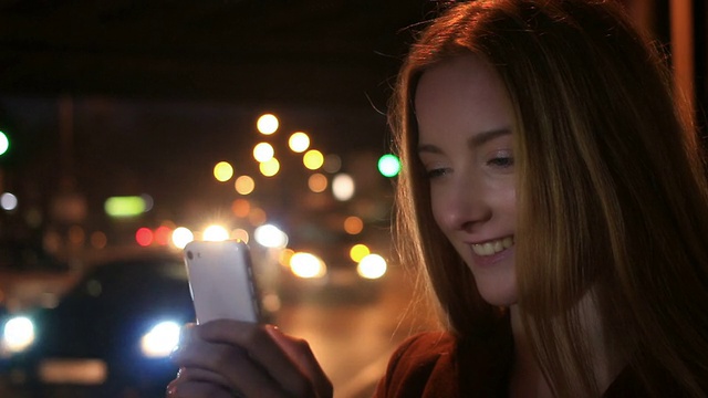 年轻漂亮的女人，都市智能手机。视频素材