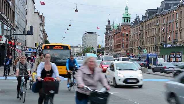 丹麦市中心的Kobenhavn大街上交通繁忙，自行车泛滥视频下载