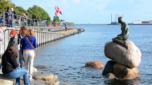 丹麦哥本哈根小美人鱼纪念碑Den Lille Havfrue与游客Kobenhavn视频下载