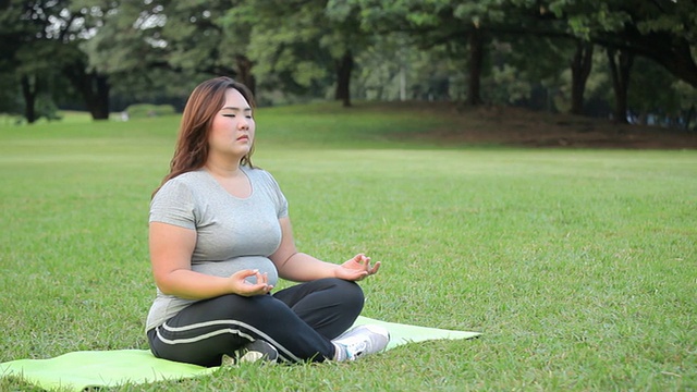 练习瑜伽的胖女人视频素材