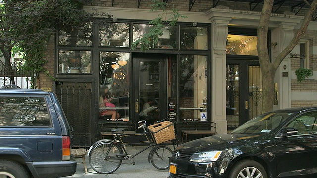 MS TD Cross pan横跨砖砌公寓楼到小型cafÃ©玻璃正面-面模糊，标识移除/纽约，美国视频下载