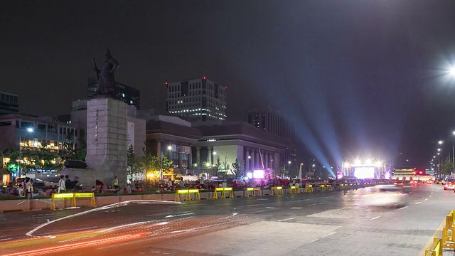 光华门广场上的彝孙新铜像夜景和车流视频素材