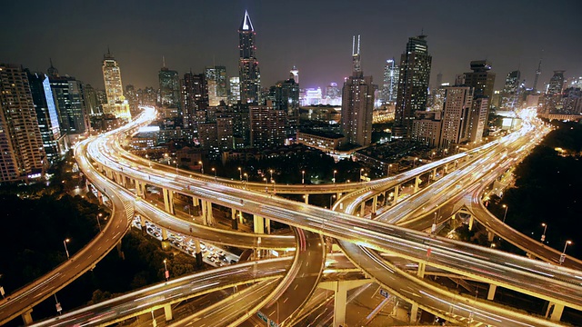 以城市为背景的夜间高速公路上的交通状况。中国上海视频素材