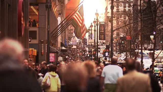人们走在曼哈顿繁忙的街道上视频下载