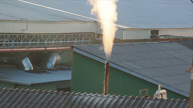 屋顶烟囱冒出的烟。视频素材
