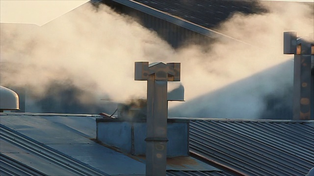 蒸汽从屋顶的烟囱里冒出来。视频素材
