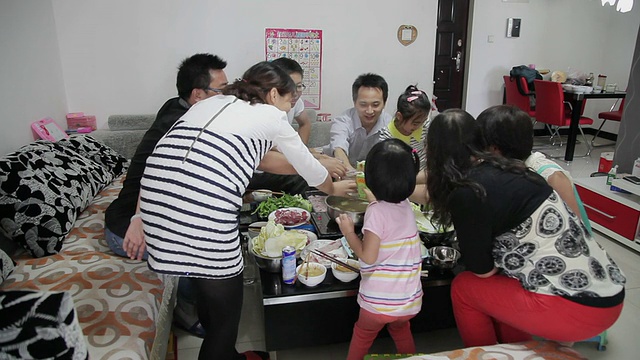 在中国，朋友们在家里一起喝酒吃饭。视频下载