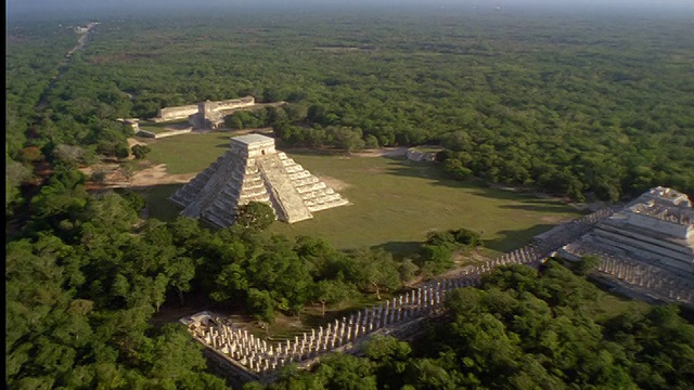 飞机俯瞰被森林包围的奇琴伊察金字塔神庙遗址/墨西哥尤卡坦视频下载
