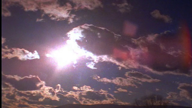 低角度广角拍摄时间推移云在天空+日落/查塔努加，田纳西州视频素材