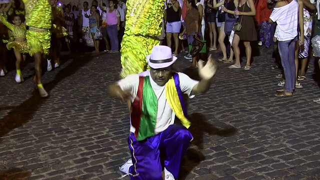 周日的音乐和舞蹈沿着街道为狂欢节做准备，巴西的Olinda，视频下载