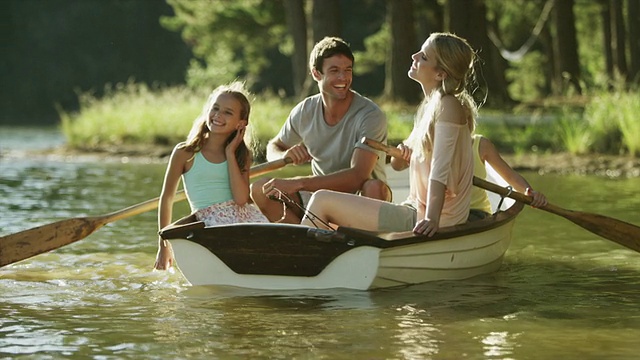潘氏家族在湖上划船视频素材