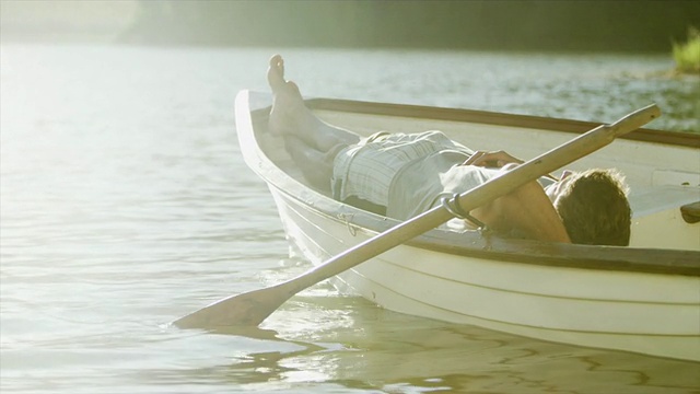 潘图女士在湖上划船睡着了视频素材
