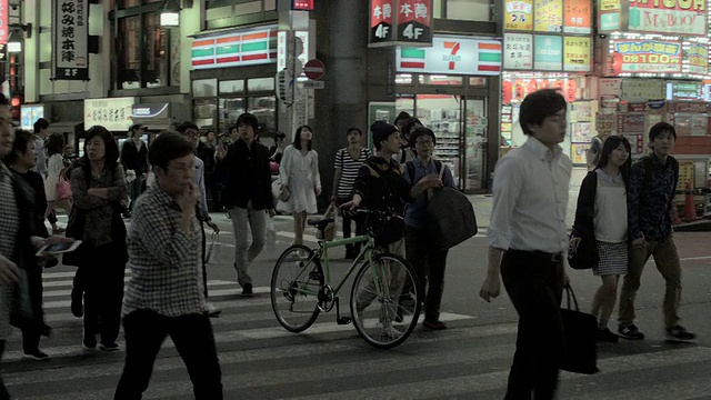 行人在日本东京新宿的人行横道上过马路。视频素材
