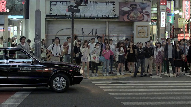 日本东京新宿人行横道上的PAN行人。视频素材