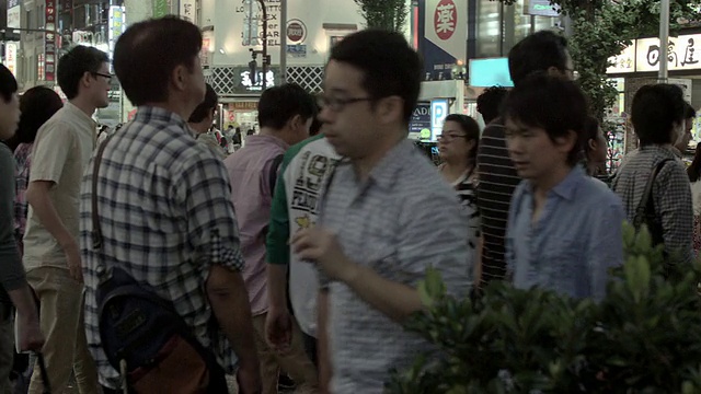 日本东京新宿的行人。视频素材
