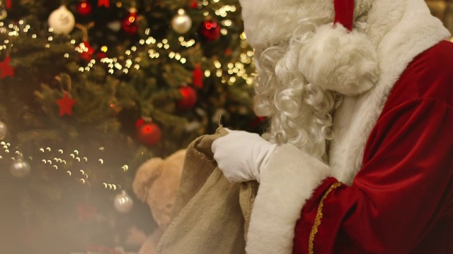 圣诞老人在圣诞树下分发礼物视频下载