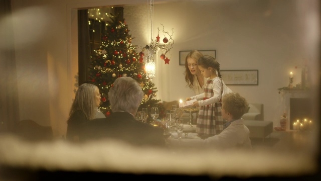 一家人围坐在圣诞餐桌上视频下载