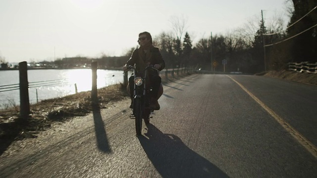 情侣骑摩托车视频素材