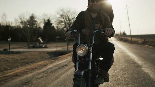 情侣骑摩托车视频素材
