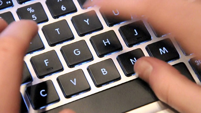 手在键盘上打字视频素材